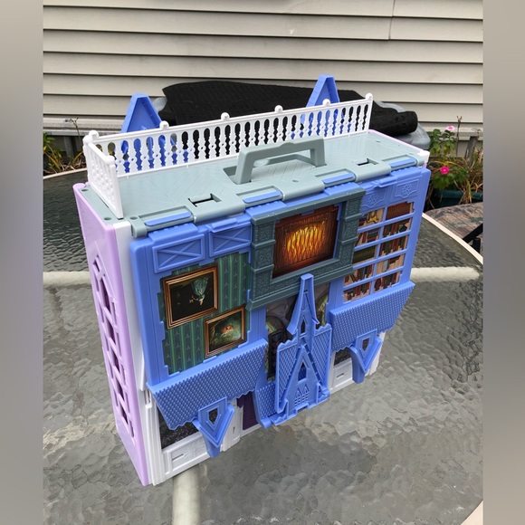 Disney Frozen 2 Fold And Go Portable Arendelle Castle Play Set House - Picture 8 of 10